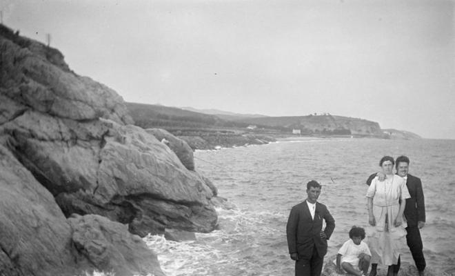 Grup sobre d'unes roques a Caldes d'Estrac