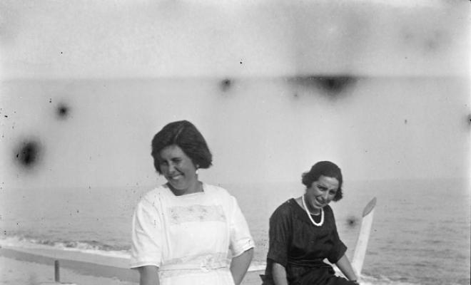 Maria Codina en una platja a Caldes d'Estrac