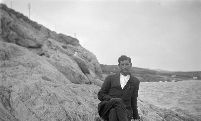 Home sobre d'unes roques a Caldes d'Estrac