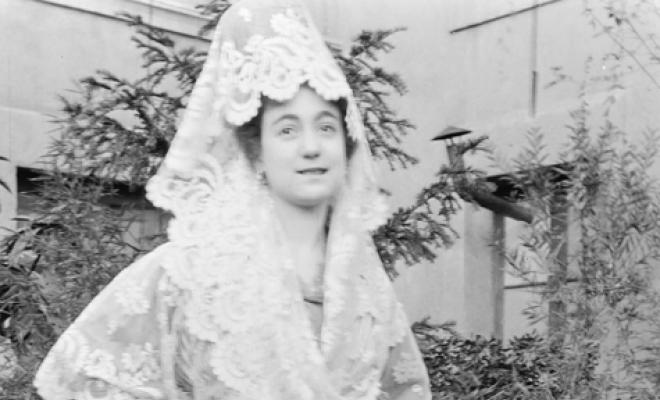 Dona amb mantellina