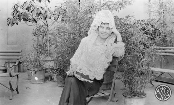 Maria Codina amb mantellina
