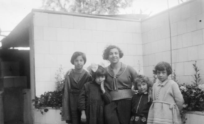 Grup de nenes amb la cupletista Pilar Alonso