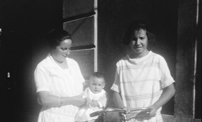Maria Codina amb un dels seus fills i una cosina