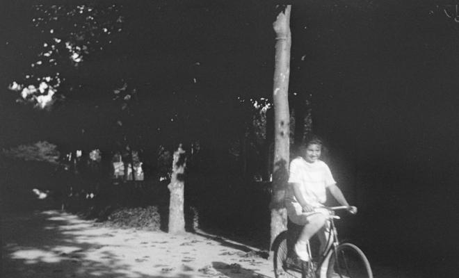 Maria Costa en bicicleta a Caldes d'Estrac