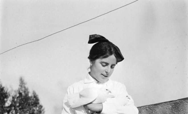 Maria Codina amb dos coloms