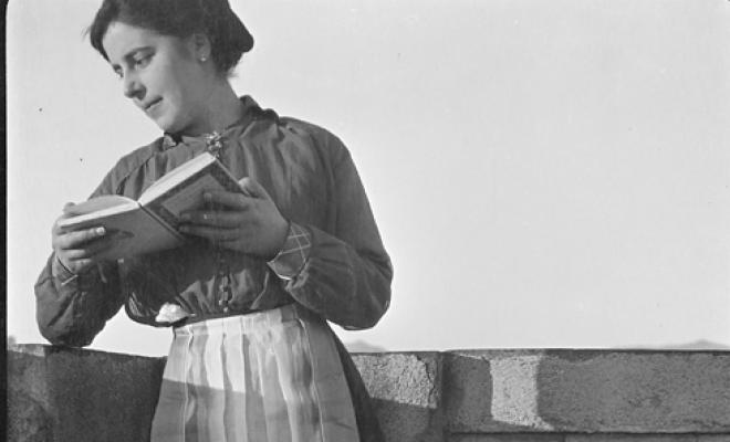 Maria Codina amb un llibre