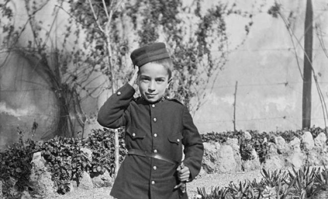 Nen amb uniforme militar