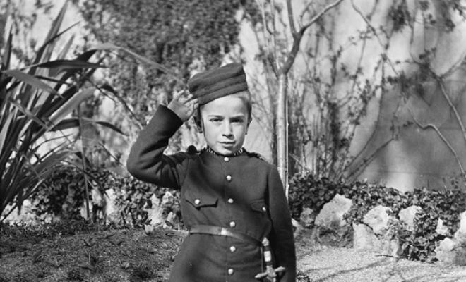 Nen amb uniforme militar