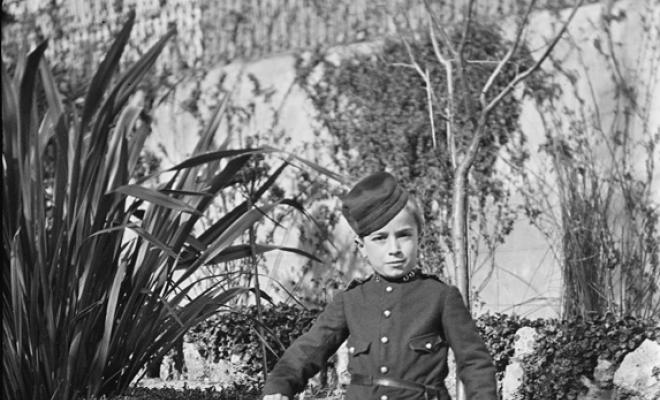 Nen amb uniforme militar