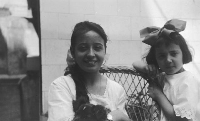 Maria Costa i una noia amb un gos