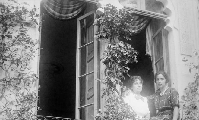 Maria Codina i una amiga a Caldes d'Estrac