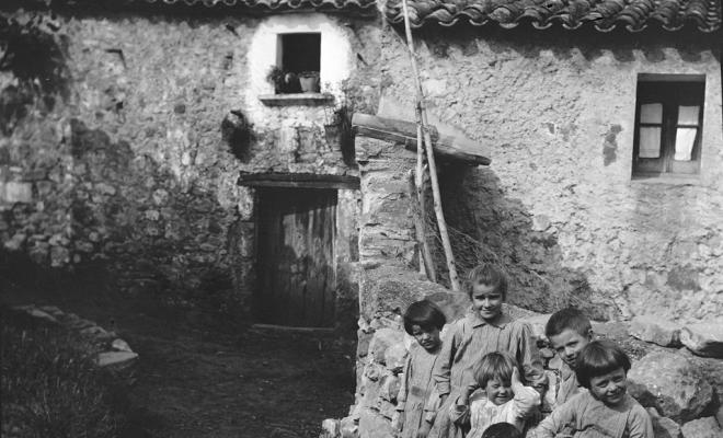 Infants en un poble