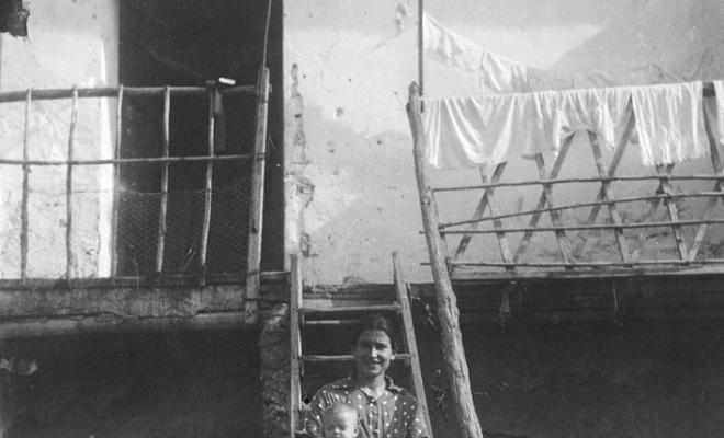 Dona i infants en una escala