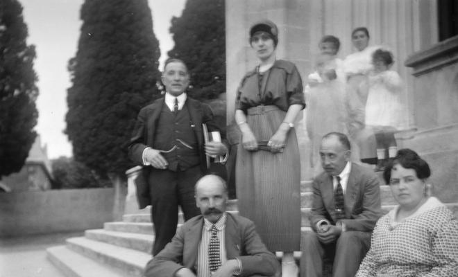 Grup en les escales d'una església