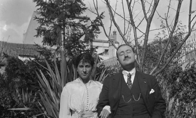 Parella en un jardí