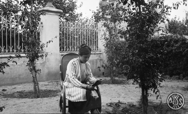 Maria Codina en un jardí