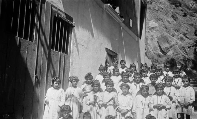 Infants de Sabadell de colònies a Caldes d'Estrac