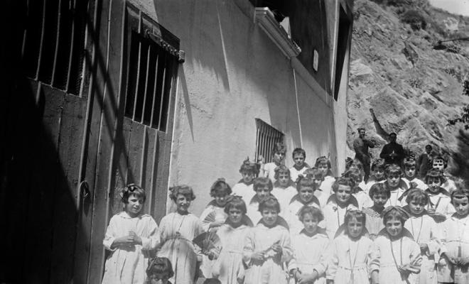 Infants de Sabadell de colònies a Caldes d'Estrac