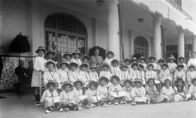 Infants de Sabadell de colònies a Caldes d'Estrac