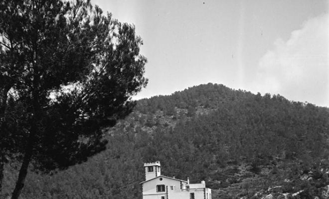 Edifici sobre d'unes roques