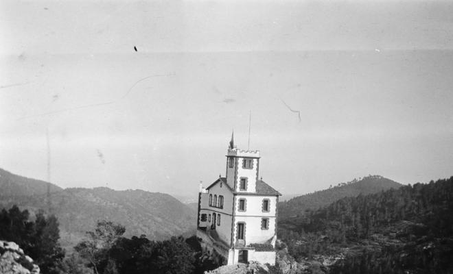 Edifici sobre d'unes roques