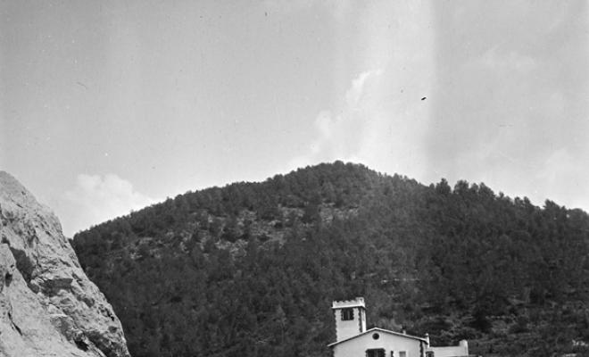 Edifici sobre d'unes roques