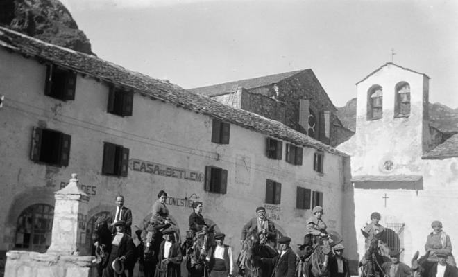 Grup a cavall al santuari de Núria