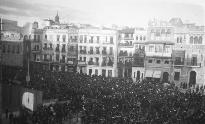 Multitud en una plaça a Sevilla