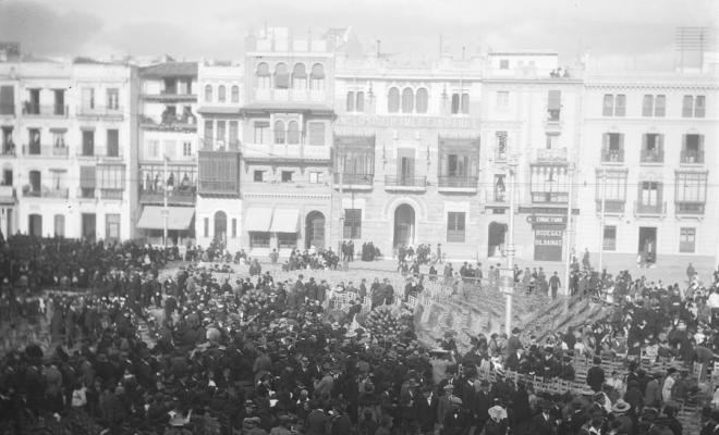 Multitud en una plaça a Sevilla