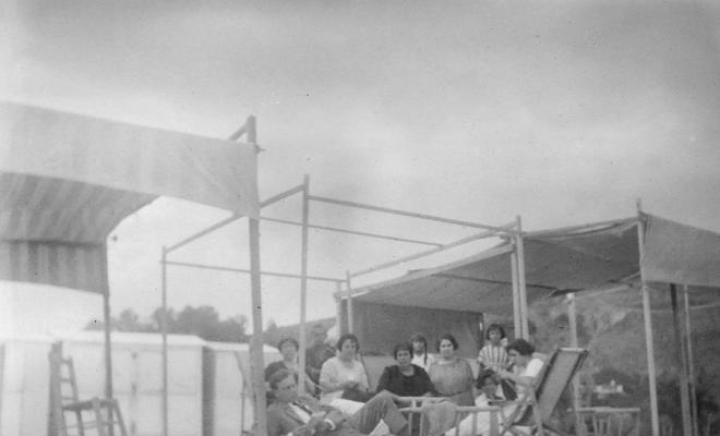 Grup en una platja a Caldes d'Estrac
