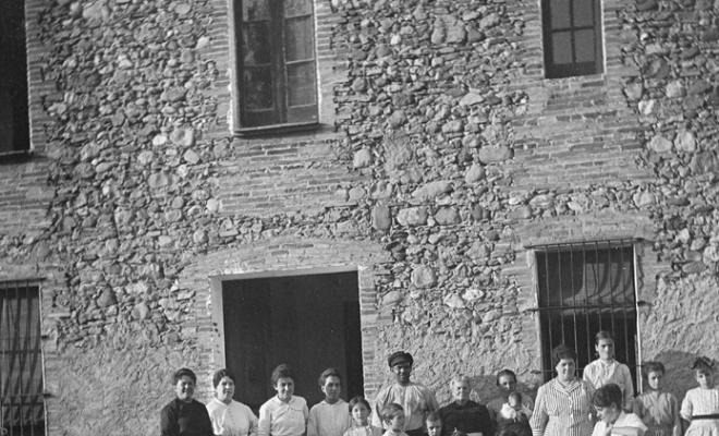Grup davant d'una masia