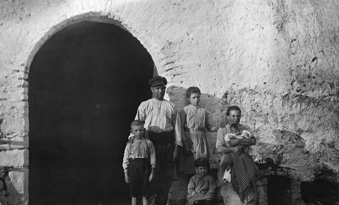 Grup davant d'una masia
