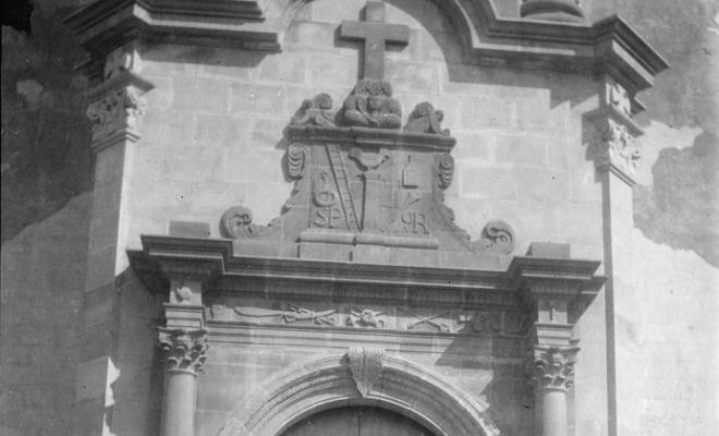 Dones davant d'una porta