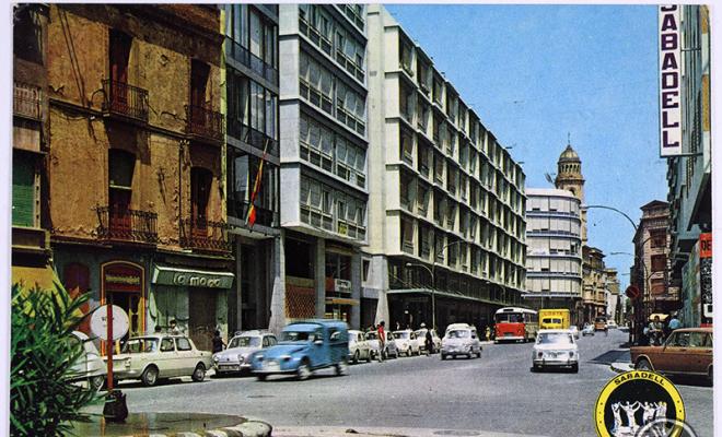 Brollador del Passeig, al límit entre el Passeig de la Plaça Major i el Passeig de Manresa. Sabadell