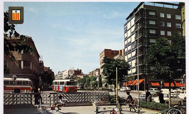 Passeig de la Plaça Major i plaça del Doctor Robert amb els jardinets. Sabadell