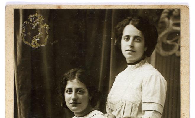 Retrat d'estudi de dues dones sense identificar. Sabadell