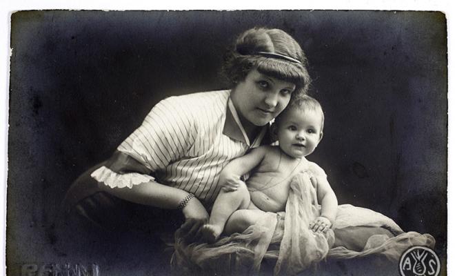 Retrat d'estudi d'una dona i un infant sense identificar. Barcelona