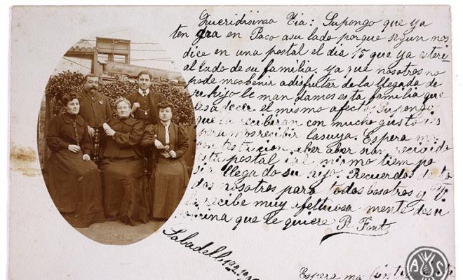 Retrat de la família Font a l'eixida del seu domicili. Edició Postal. Sabadell.