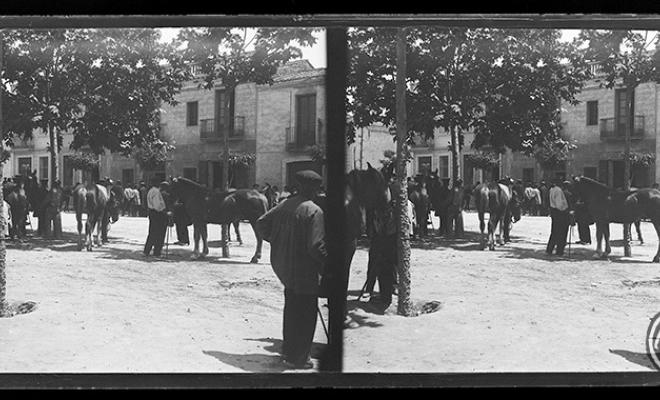Grup d'homes amb cavalls a la plaça de l'Àngel. Sabadell.
