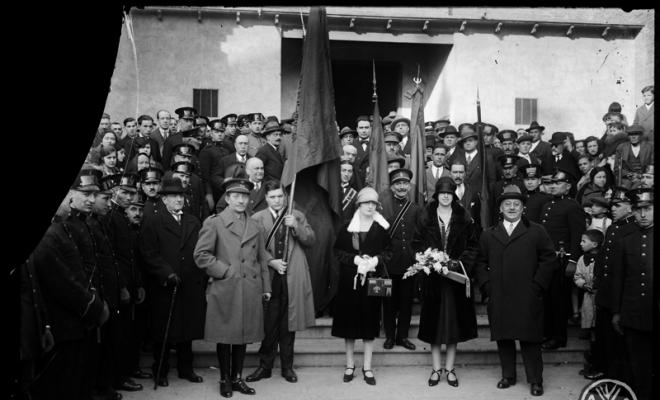 Autoritats locals i bombers a la sortida de l'església de Sant Feliu de Sabadell.