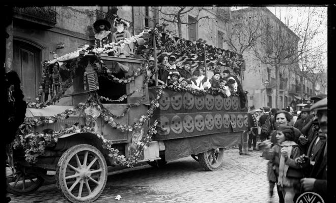 Carrossa guarnida per la rua de Carnestoltes. Sabadell