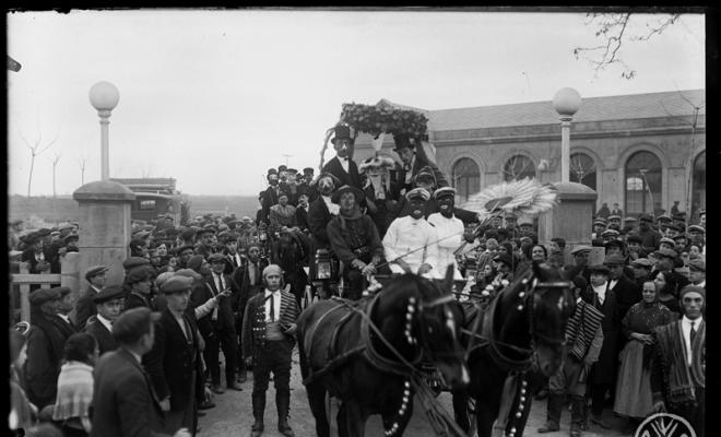 Cavalls tirant d'un carro guarnit per la rua de Carnestoltes. Sabadell