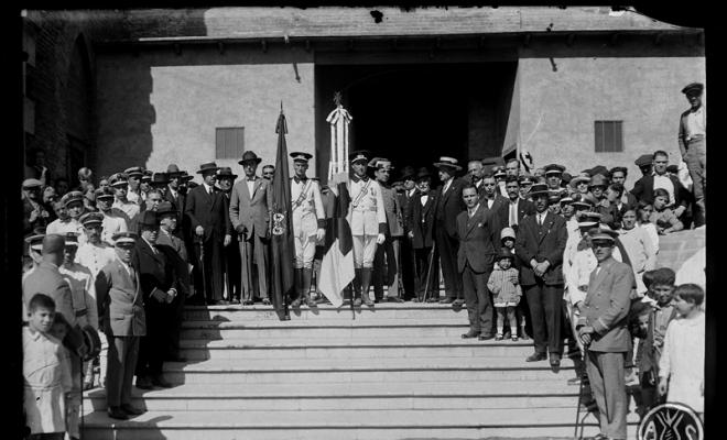La Junta de la Creu Roja i autoritats davant l'església de Sant Feliu. Sabadell