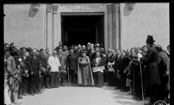 Autoritats eclesiàstiques i municipals davant la porta del Santuari de la Mare de Déu de la Salut. Sabadell