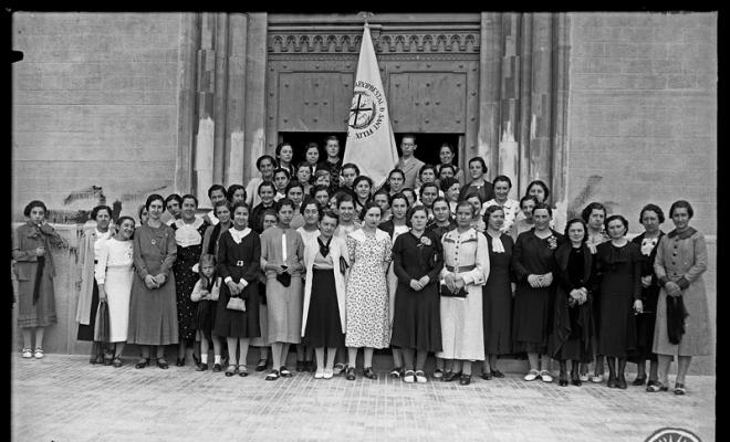 Joves de la secció femenina d'Acció Catòlica davant de l'entrada de l'església de la Mare de Déu de la Salut. Sabadell
