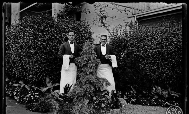 Cambrers al jardí d'un restaurant. Sabadell