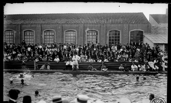 Partit de waterpolo a la primera piscina del Club de Natació al Vapor Codina. Sabadell