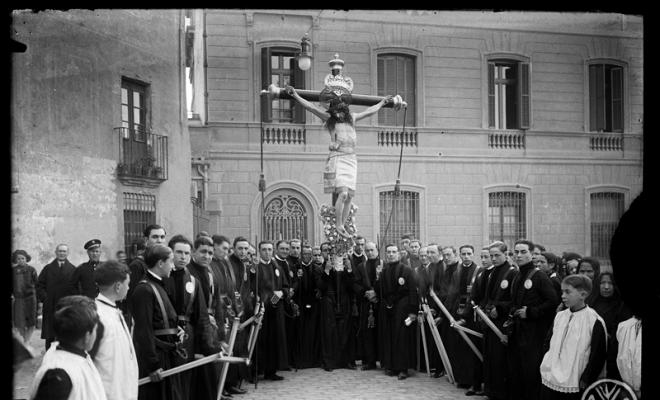 Portants de Sant Crist de la parròquia de Sant Feliu a la plaça Sant Roc. Sabadell