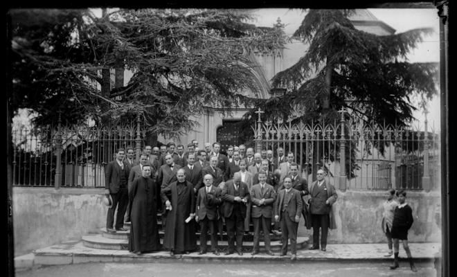 Exercitants amb propagandistes davant l'església de Castellar del Vallès
