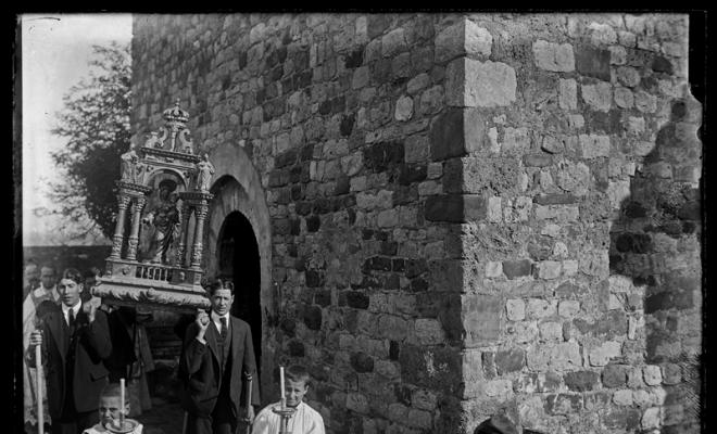 Església romànica. Aplec del Roser a l'església La Romànica de Santa Maria de Barberà